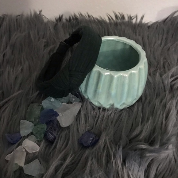 NW Rib Knit Knot Headband - Picture 4 of 4